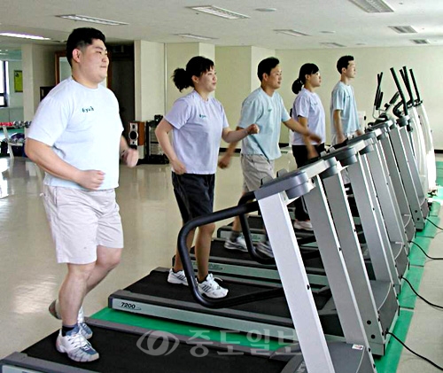 ▲   일반적으로 알려진 협심증의 원인은 과다한 운동과 흥분, 과식 등이며 흡연과 고혈압, 고콜레스테롤증, 당뇨병, 비만, 노령, 유전적인 심장병 등도 원인이 될 수 있다.
