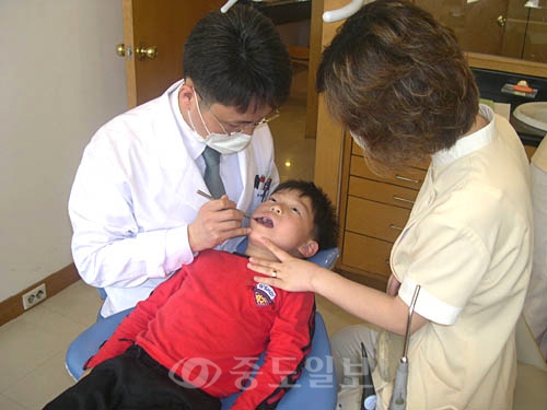 ▲  전문가들은 치아 건강은 오복의 하나로 불릴 정도로 중요한 만큼 어려서부터 철저한 관리를 해야 하고, 올바른 칫솔질과 치약 선택 등을 통해 충치 및 잇몸병을 예방하는데 상당부분 효과를 볼 수 있다며 적어도 취학 전까지는 하루 한번 이상 부모가 아이의 치아를 닦아줘야 한다고 조언한다.