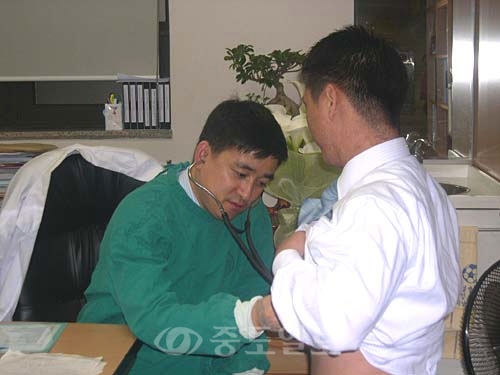 ▲  맥주를 마시거나 음식과 함께 공기를 마시면 식후에 트림이 나오지만 이것은 생리적인 현상이다. 그러나 트림을 할 때 신물이 올라오거나 고약한 냄새가 나는 트림이 계속되면 식도염이나 위암을 의심해볼수도 있다.