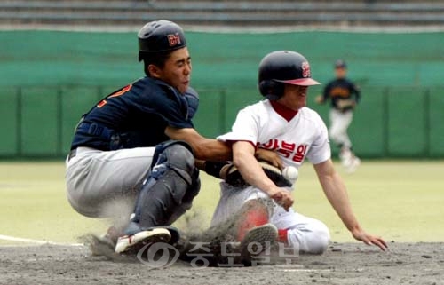 ▲   “내 발이 빨랐어”   29일 서울 동대문운동장에서 열린 제5회 황금사자기 전국고교야구대회 천안북일고와 부산고의 경기에서 홈런을 친 북일고 5번 백성칠 선수가 홈플레이트를 밟고 있다.