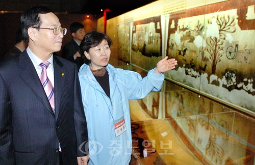 ▲  오제직 충남교육감이 12일 고구려 대탐험전을 방문해 고구려인의 진취적인 기상이 표현된 '무용촌 수렵도'등 전시물을 관람하고 있다.     박갑순 기자