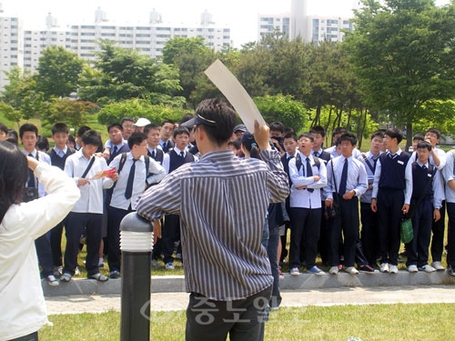 ▲  25일 고구려대탐험전 현장에 ‘역사’를 주제로 한 춘계테마소풍을 나온 300여명의 용전중 3학년 학생들은 고구려 역사에 대한 OX 퀴즈 문제를 풀며 역사 현장을 체험했다.