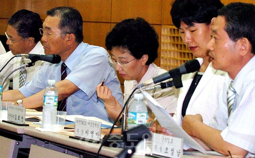 ▲  21일 '저출산 극복 지역 간담회'가 열린 대전 충청하나은행 대강당에서 참석한 관계자들이 '저출산문제의 원인과 대책' 등에 관한 토론을 벌이고 있다.     이중호 기자