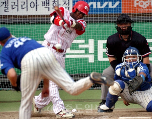 ▲  11일 대전 한밭야구장에서 열린 프로야구 한화이글스와 삼성라이온즈의 경기에서 한화 데이비스 선수가 3회말 우중간 2루타를 치고 있다.    이민희 기자