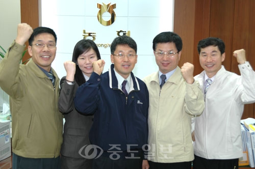 ▲ 도심 속 농협으로서 도시민들에게 보다 안전하고 고품질의 농. 축산물을 공급하기 위해 노력하고 있는 대전농협 유통경제팀. 좌측부터 이만주 차장, 송형옥씨, 송현승 차장, 나성열 팀장, 최종옥 차장.