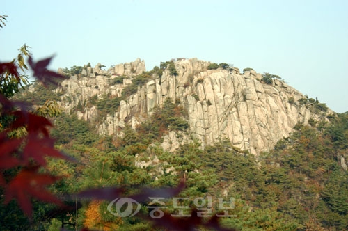 ▲ 홍성군에 위치한 용봉산은 주변 전경이 수려하고 다양한 모양의 기암괴석이 도처에 널려 있어 ‘충남의 금강산’이라고도 불린다.