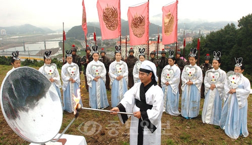 ▲  공주시 공산성, 무령왕릉서 펼쳐진 제51회 백제문화제에서 백제 혼불 채화식이 지난 7일 공주시 웅진동 정지산 천제단에서 열렸다.