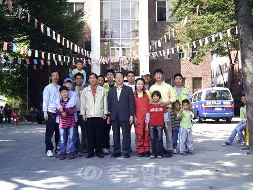 ▲ 러시아 국립교통대학과 자매결연을 맺은후 대학 관계자들과 대전시 동구 가양동 소재 평화의마을에서 봉사활동 후 기념촬영.