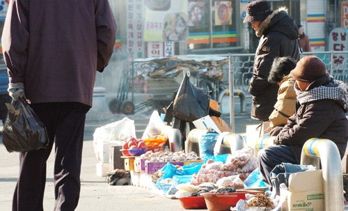 ▲  계속되는 한파 속에 노점상인들의 하루는 혹독한 겨울나기로 시작된다. 28일 대전역 인근 거리에서 상인들이 추위를 이기며 손님을 한 없이 기다리고 있다.     지영철 기자