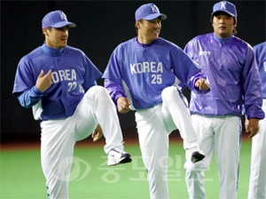 ▲  활짝 웃으며 몸풀기   세계야구클래식(WBC) 아시아 예선을 앞두고 22일 오전 후쿠오카 야후돔에서 열린 한국 야구 국가대표팀 전지훈련에서 이승엽과 홍성흔이 활짝 웃으며 몸을 풀고 있다.