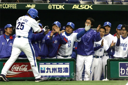 ▲  클래식(WBC) 아시아 예선전을 앞둔 1일  도쿄 돔구장에서 지바롯데와 가진 연습경기에서 이승엽(25번)이 1회말 솔로홈런을 날린뒤 덕아웃으로 돌아와 동료선수들의 환영을 받고 있다.