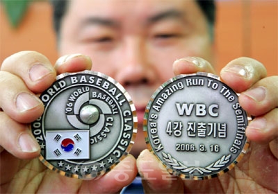 ▲  WBC 4강 축하기념 메달   역사적인 월드베이스볼클래식(WBC) 4강 신화를 축하하고 기념하기 위해 만들어진 메달을 금형조각의 장인 지재봉씨가 공개하고 있다. 지씨는 야구 월드컵 WBC에서 130여년 역사의 야구 발상지 미국과 일본을 꺾어 4강에 올랐던 태극전사 37명을 위해 메달을 직접 제작해 무상으로 선수들에게 전달할 계획이다.