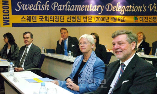 ▲   스웨덴 국회의장단 대전 선병원 방문  스웨덴 국회의장단 일행이 9일 대전선병원을 방문해 선병원 관계자로 부터 의료 지방화 성공모델에 대한 설명을 듣고 있다.