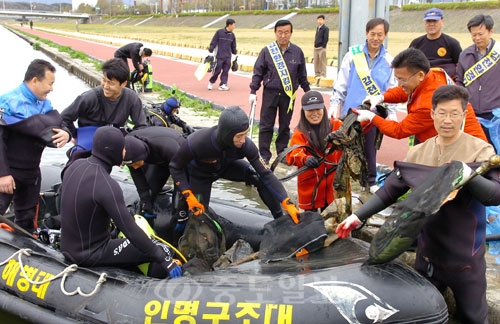 ▲  봄맞이 갑천 수중쓰레기 청소    박갑순 기자