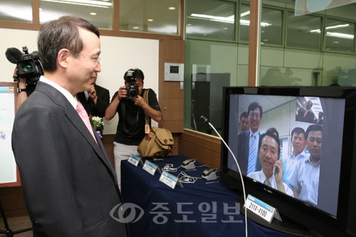 ▲ KT는 14일 오후 대전시 문화동 KT대전 네트워크서비스센터에서 남중수 KT사장 등 150여명의 관계인사가 참석한 가운데 BcN(광대역통합망) 상용화 기념행사를 갖고 광대역통합망 기반의 멀티미디어 서비스 및 개방형 서비스 등 다양한 응용 서비스를 시연했다.