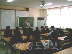 ▲ 계룡시 엄사면 엄사리에 위치한 엄사중(교장 김종국)은 중학교에선 드물게 외국어 교육시스템을 구축, 세계화를 향한 인재양성에 앞장서고 있다.