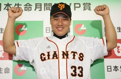 ▲ “또 나갑니다”  일본프로야구기구(NPB)가 발표하는 ‘6월의 일본생명 MVP’ 센트럴리그 타자 부문 수상자로 선정된 요미우리 자이언츠 이승엽이 도쿄돔에서 열린 기자회견에서 소감을 밝힌 후  포즈를 취하고 있다.