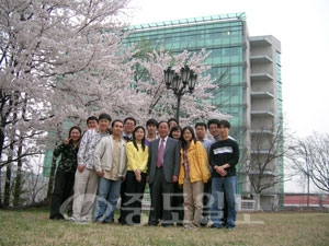 ▲ KAIST 바이오시스템학과 디지털나노구동연구단 조영호교수(앞줄 왼쪽에서 네번째)와 팀원들.