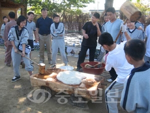 ▲ 현장테마체험학습으로 지난 13일 아산 외암민속마을을 찾은 구봉중 학생들이 떡메를 즐겁게 치고 있다.