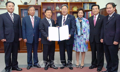 ▲ 중도일보-한국소기업소상공인연합회 업무제휴 협약식이 17일 오전 본사 사장실에서 열려 (왼쪽부터) 신윤식 전무, 성기훈 상임고문, 김원식 사장, 박인복 회장, 진향자 부회장, 김진용 부회장, 최성경 이사가 협약서를 교환하고 있다.   박갑순 기자