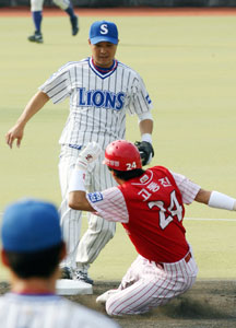 ▲ 21일 오후 대구 시민야구장에서 열린 2006 프로야구 한국시리즈 1차전 삼성과  한화의 경기에서 3회초 2사 주자1루 상황에서 한화의 고동진이 2루에서 아웃되고 있다.