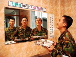 ▲ 육군 62사단은 장병들이 스스로 음식물쓰레기를 줄이는데 동참할 수 있는 아이디어로 구내식당 잔반통 앞에 양심거울을 설치해 효과를 거두고 있다.