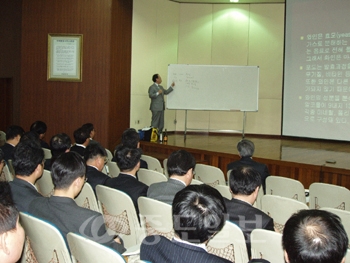 ▲ 대전지방국세청은 직원들을 대상으로 매주 수요일 와인스쿨을 운영하고 있다.