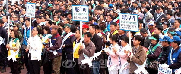 ▲ 중도일보가 '깨끗한 대전 가꾸기' 연중캠페인의 일환으로 동구청과 공동으로 주최한 '새봄맞이 대청소의 날' 행사가 21일 대전역 동광장에서 열려 지역주민, 자생단체, 학생, 공무원, 군인 등 1000여명의 참석자들이 겨우내 쌓였던 먼지와 거리 곳곳을 청소하며 아름답고 깨끗한 대전만들기 운동을 펼쳤다. @ 이민희 기자