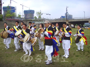 ▲ 대전지방국세청(청장 김남문) 법무과 직원들로 결성된 사물놀이 동아리 ‘범무’ 회원들이 흥겨운 가락을 선보이고 있다.