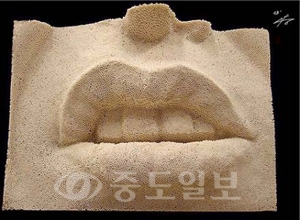 ▲ 국수로 만든 얼굴. 조각가 홍상식 작품.