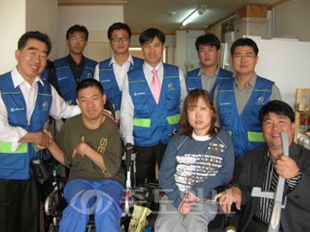▲ 주공자원봉사자들은 한달에 한 장애인 가정씩을 선정해 집안 보수 공사를 해주고 있다.