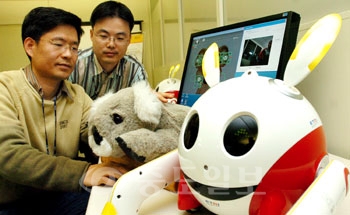 ▲ 한국전자통신연구원 관계자들이 8일 국내연구진에 의해 최초로 개발된 감성로봇 코비와 래비(사진 오른쪽)가 외부 접촉과 음성에 반응하는 모습을 보여주고 있다. @ 이민희 기자 ▲ 한국전자통신연구원 관계자들이 8일 국내연구진에 의해 최초로 개발된 감성로봇 코비와 래비(사진 오른쪽)가 외부 접촉과 음성에 반응하는 모습을 보여주고 있다. @ 이민희 기자