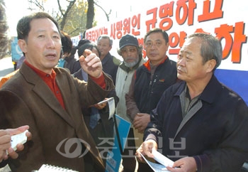 ▲ 대통합민주신당 김근태 의원이 12일 한국타이어 대전공장을 방문, 정문에서 시위를 하고 있는 사망근로자 유족들을 만나 위로하고 있다. @ 박갑순 기자