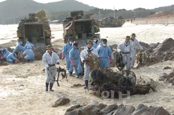 ▲ 해병대 1사단이 기름유출 사고로 신음하는 태안지역 섬 주민들을 위해 방제작업을 위한 작전을 펼쳤다. 	/특별취재반