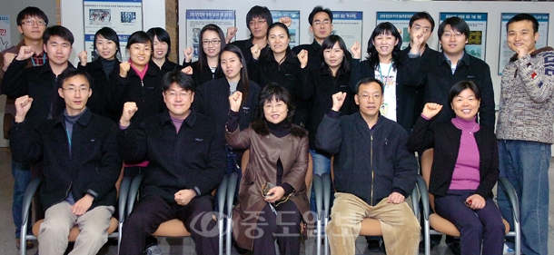 ▲ 이미혜 화학연구원 정보전자폴리머연구센터장을 비롯한 팀원들이 파이팅을 외치며 결의를 다지고 있다. 