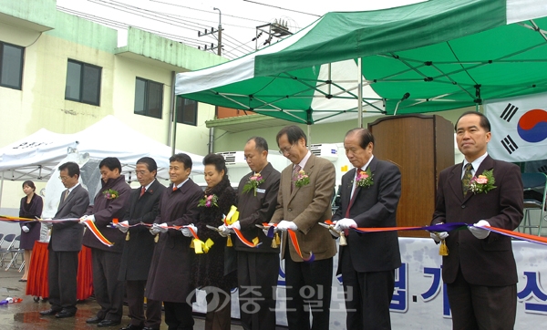 ▲ 12일 오전 대전시 대덕구 오정동 농수산물 시장 뒤편에 도축겴같“?업체인 (주)장원식품(사장 김양수)이 개장, 행사 참석자들이 기념 테이프를 자르고 있다. @ 김상구 기자