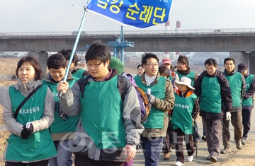 ▲ 대전환경운동연합 회원을 비롯한 순례단 참가자들이 14일 오후 대전시 유성구 송강동 신구교 둔치에서 발대식을 갖고 오는 21일까지 연기, 공주, 부여, 강경, 서천의 금강변을 도보순례하기 위해 출발하고 있다. @ 박갑순 기자