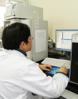 ▲ 당사슬 구조분석실에서 의약용 당 단백질에 붙어있는 당사슬을 분석하는 연구를 하고 있는 연구원의 모습.