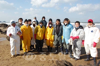 ▲ 대전시립합창단 단원과 사무처 직원 등 40여 명은 30일 태안군 원북면 학암포 해수욕장을 찾아 기름제거 봉사활동을 벌였다.