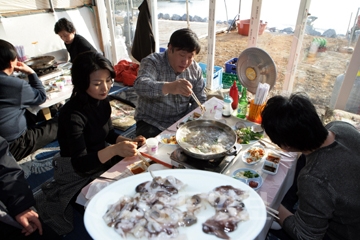 ▲ 서해안 살리기에 동참, 지난 2일 남당항새조개축제장을 찾아 새조개를 시식하고 있는 경기도 부천시 강창구씨 가족들.