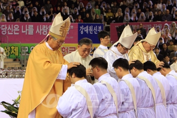 ▲ 사진천주교 대전교구는 지난달 23일 천안 유관순 체육관에서 교구장 유흥식 라자로 주교의 주례로 신자 5500여 명이 참석한 가운데 사제 서품식을 거행했다. 