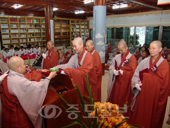 ▲ 동학사 승가대학은 지난달 23일 동학사 강설전에서 제45회 졸업식을 가졌다. 