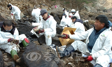 ▲ 천안 성산산악회 회원 40여명은 5일 태안군 소원면 모항2리 파도리 해수욕장 인근에서 두번째 기름제거 봉사활동을 실시했다.