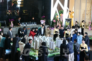 ▲ (주)엘드건설 ‘수목토’가 14일 대전 유성구 상대동에서 모델하우스를 개관하고 수요자들에게 첫 선을 보인 이날 5000여명의 방문객들의 발길이 이어졌다.