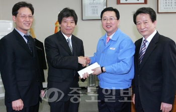 ▲ 한남라이온스클럽의 신용주 회장과 성대기 총무 등 라이온스클럽 회원들은 18일 동구청을 방문, 이장우 동구청장에게 관내 소년소녀가장들의 교복 지원금에 써달라며 성금 100만원을 전달했다.