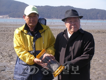 ▲ 계룡건설 이인구(오른쪽) 명예회장이 과학적 처방책을 찾으려고 지난 1일 태안 소원면 소근리 갯벌에서 미국연구소에 보낼 시료를 채취하고 있다.