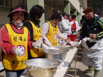 ▲ 5일 태안군 소원면 모항리 일원에서 태안 천주교회 교인들이 자원봉사자들에게 점심식사로 떡국을 제공하고 있다.