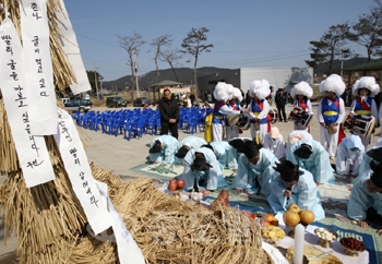 ▲ 행사에 앞서 주민들이 고사를 지내고 있는 모습