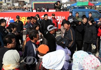 ▲ 환경단체가 생태계 복원과 지역경제 활성화를 기원하기 위해 16일 ‘다시 일어서는 서해’행사를 기획했으나 지역 주민들의 반발로 무산됐다.