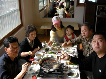 ▲ 경기도 부천에서 온 이정환(49)씨 가족이 태안의 한 음식점에서 주꾸미요리를 먹고 있다.